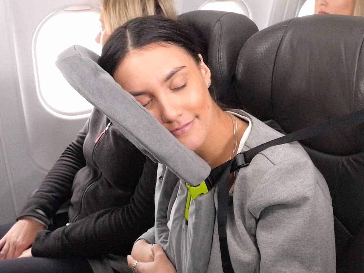 Proč se v letadle špatně spí a co věda doporučuje pro lepší odpočinek během letu?