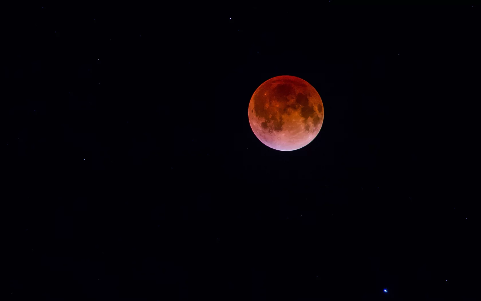 Která planeta bude o víkendu viditelná vedle Měsíce?