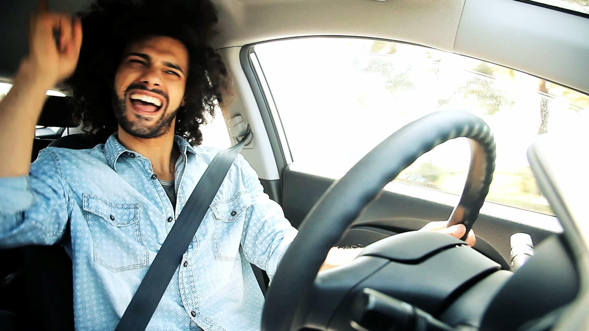 Pokud si za jízdy zpíváte z plných plic, tady je důvod: psychologie to říká.