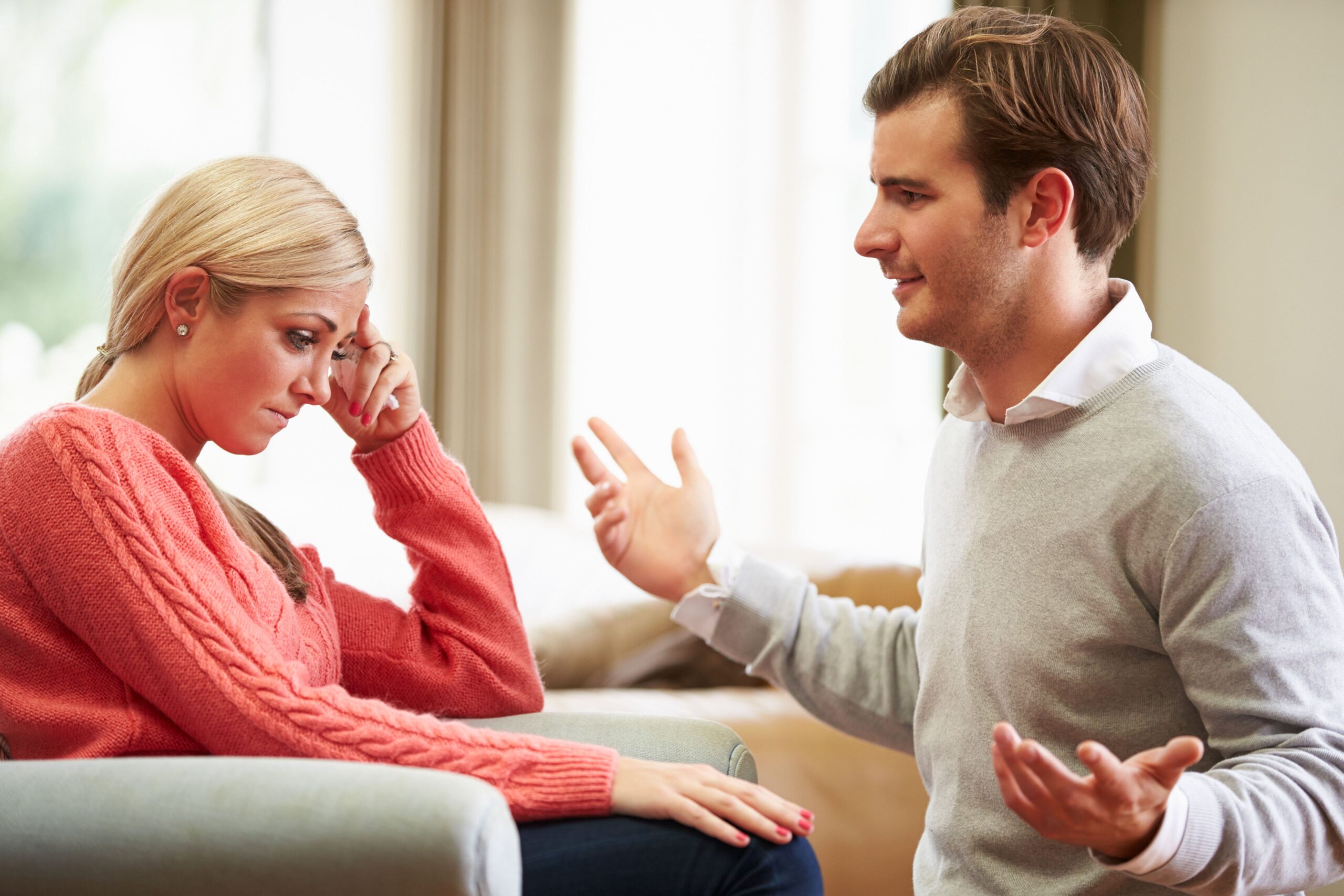 Co znamená odvrátit pohled, když mluvíte s osobou opačného pohlaví? Psychologie vysvětluje