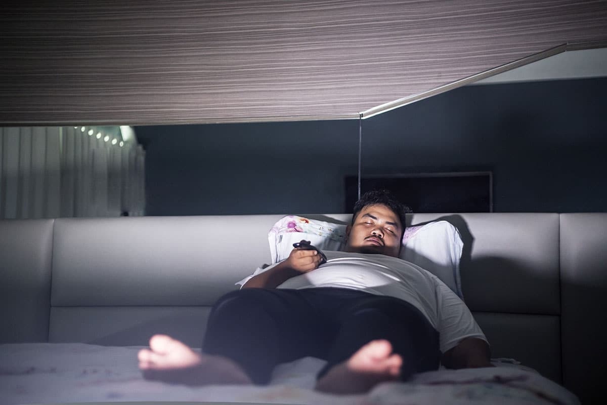 Co z psychologického hlediska znamená, když někdo usne s puštěnou televizí?