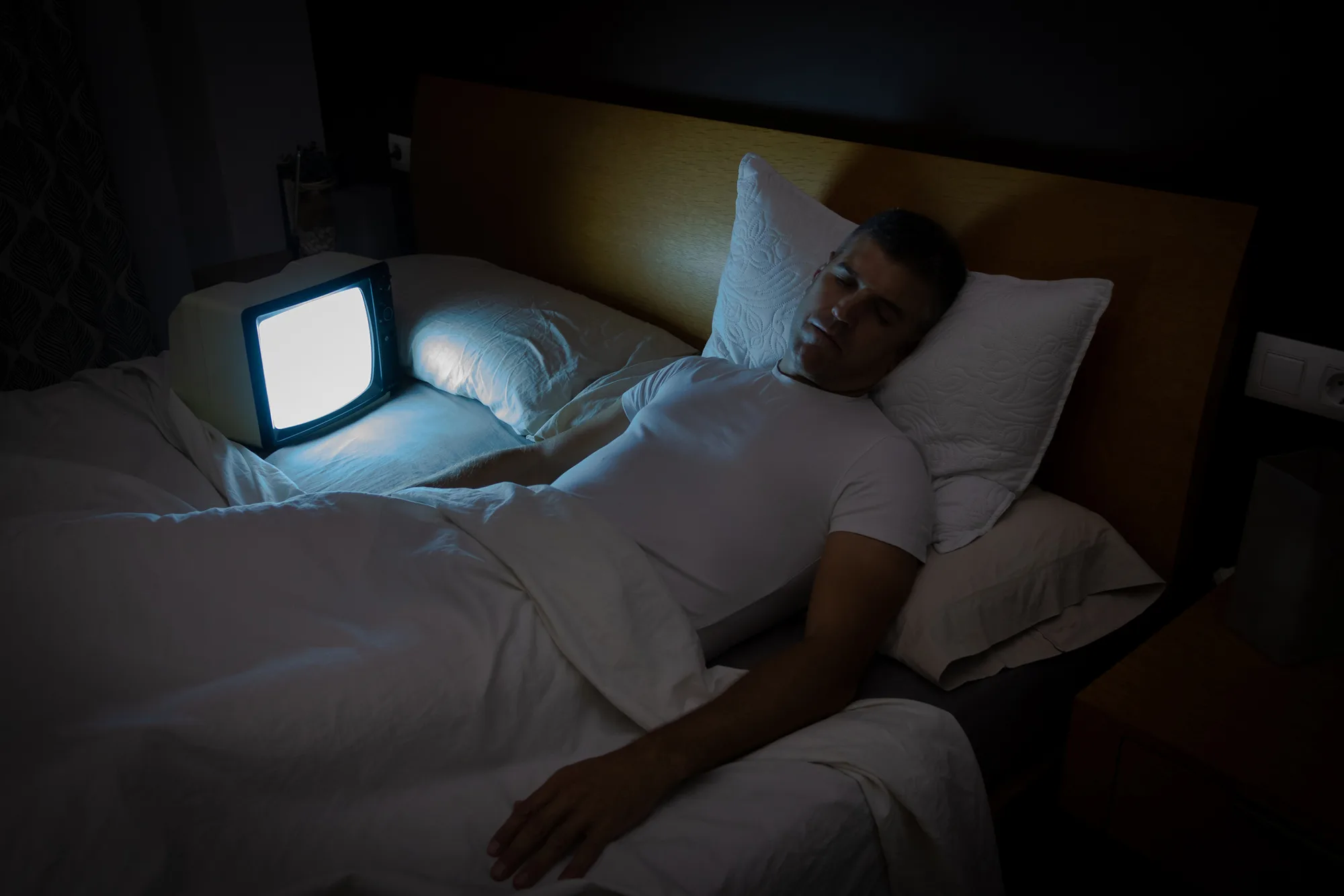 Co z psychologického hlediska znamená, když někdo usne s puštěnou televizí?