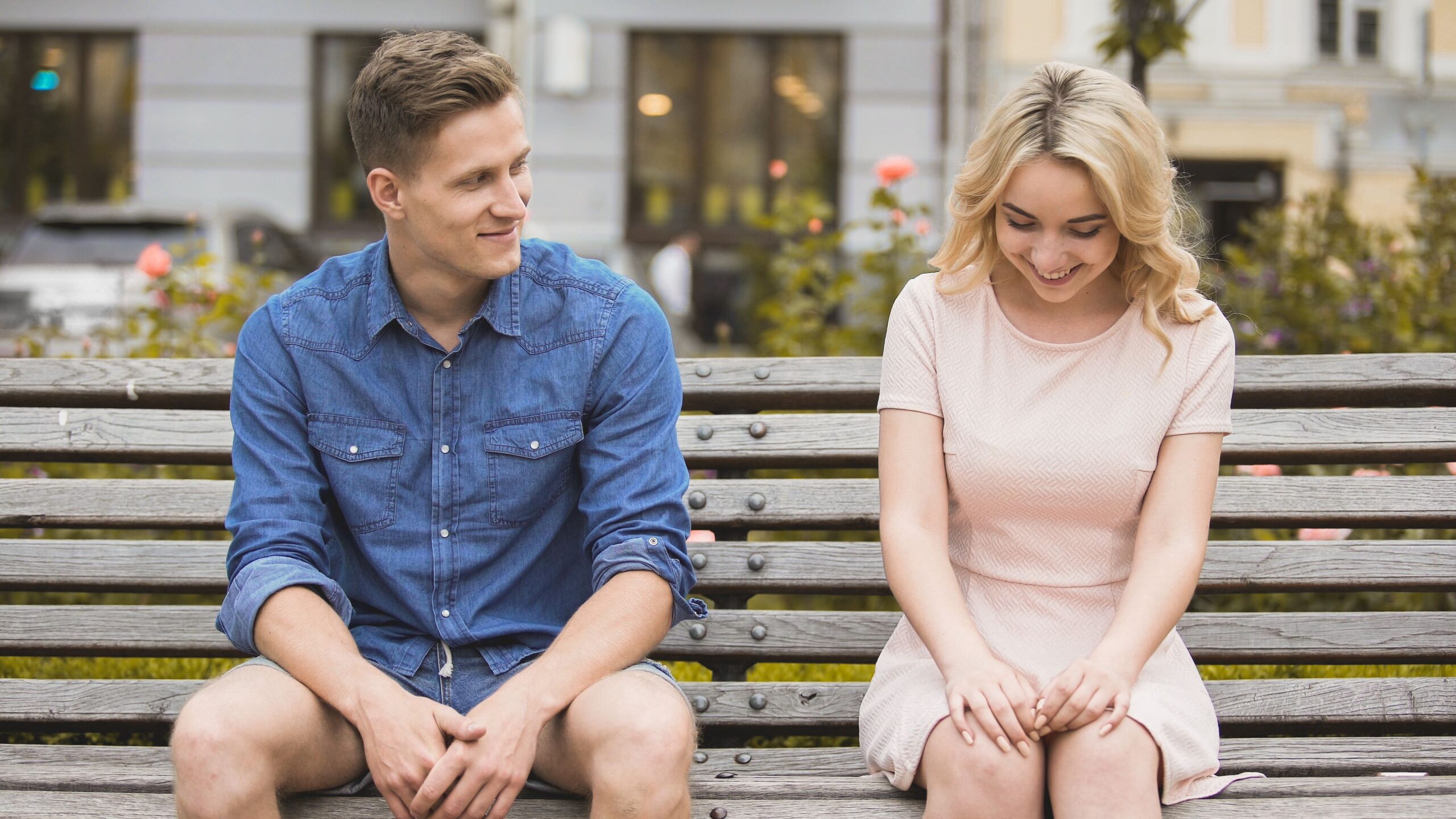 Co znamená odvrátit pohled, když mluvíte s osobou opačného pohlaví? Psychologie vysvětluje